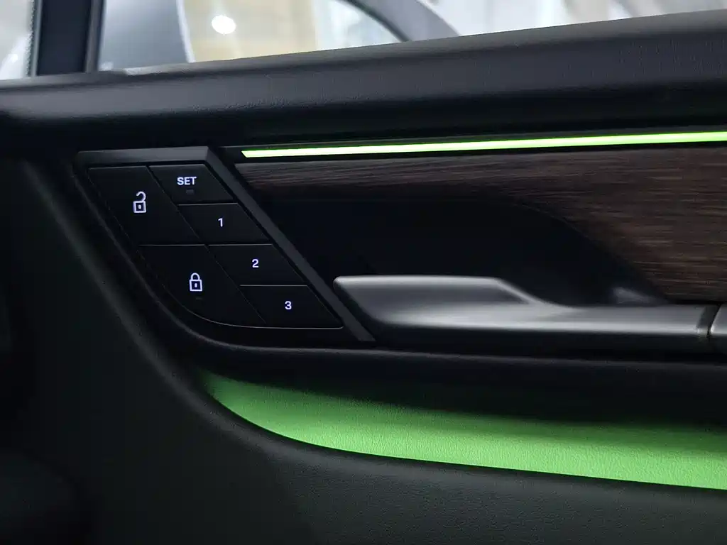 Porsche Macan EV — миниатюра 13