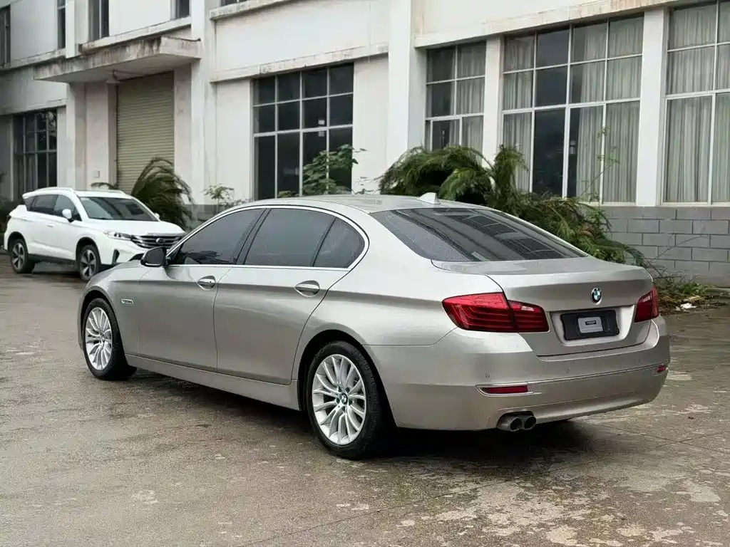 BMW 5 Series — миниатюра 7