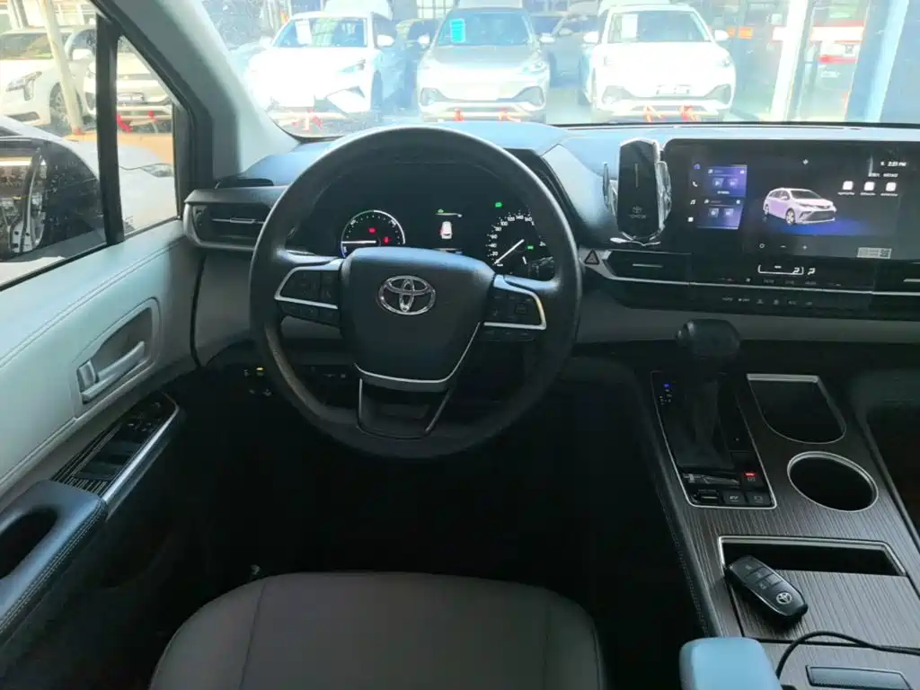 Toyota Granvia — миниатюра 11