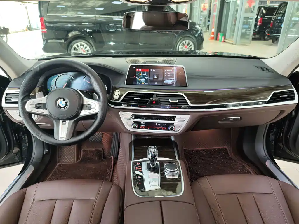 BMW 7 Series — миниатюра 11