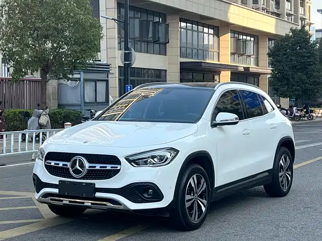 MERCEDES-BENZ GLA