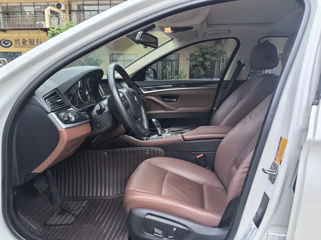 BMW 5 Series — миниатюра 8