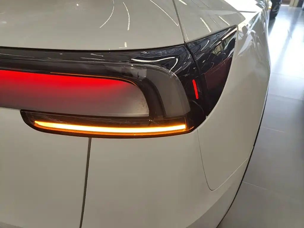 Tesla Model Y — миниатюра 8