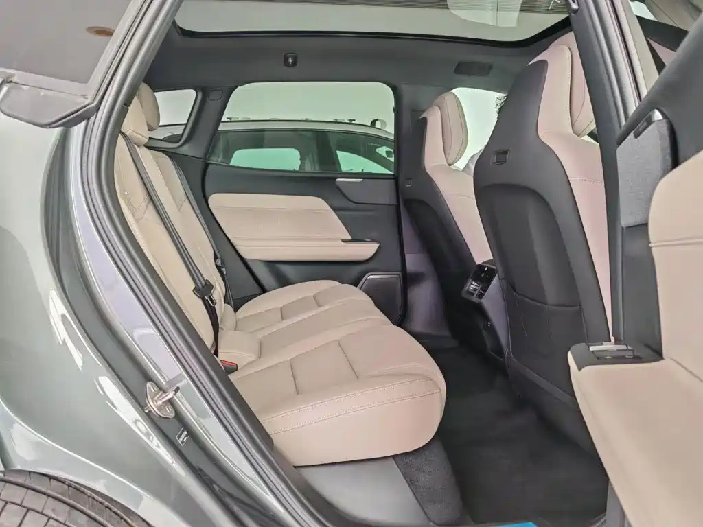 Volvo XC70 PHEV — миниатюра 23
