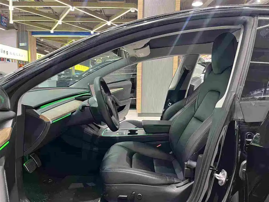 Tesla Model 3 — миниатюра 3