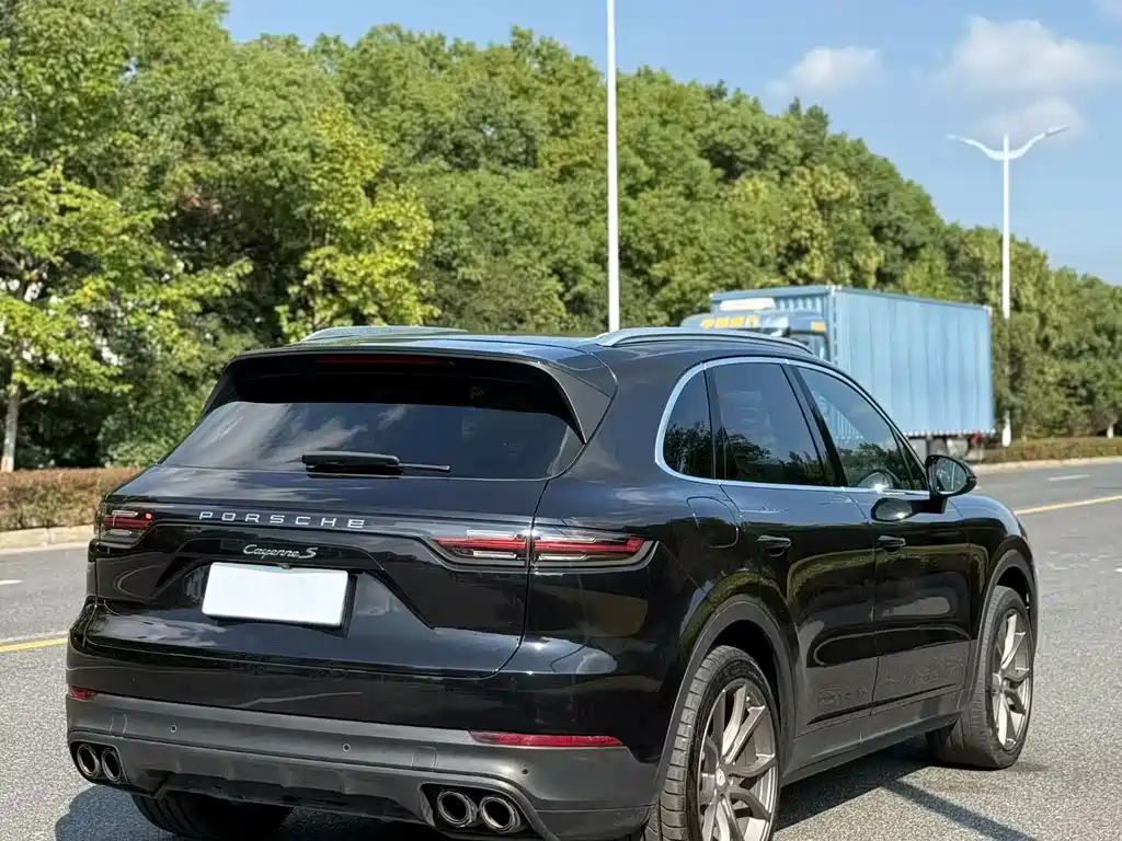 Porsche Cayenne — миниатюра 7