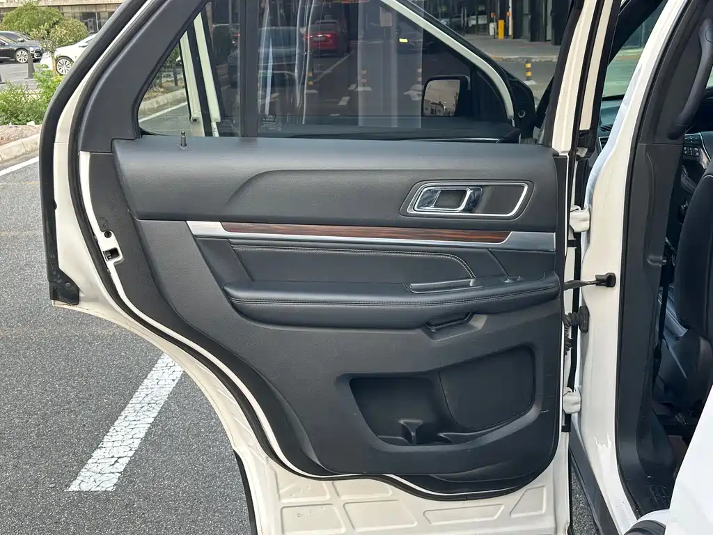 Ford Explorer (Import) — миниатюра 12