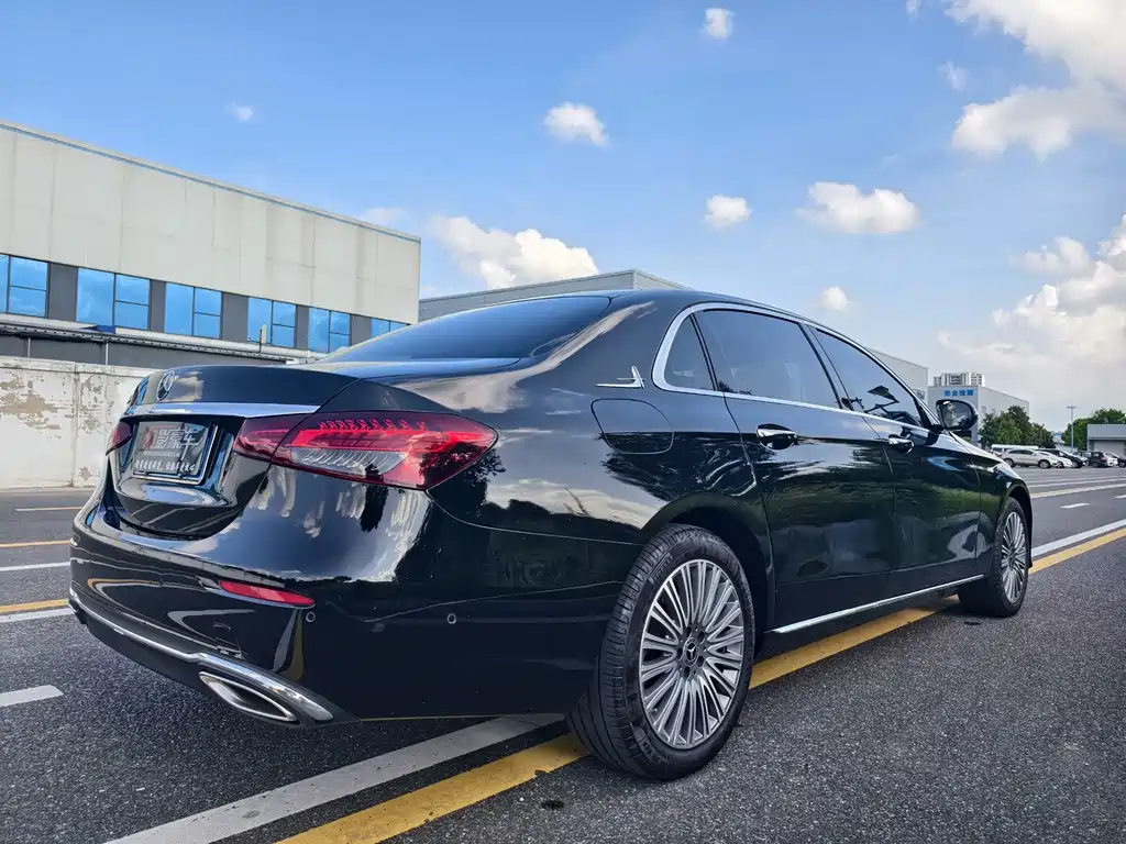 Mercedes-Benz E-Class — миниатюра 9