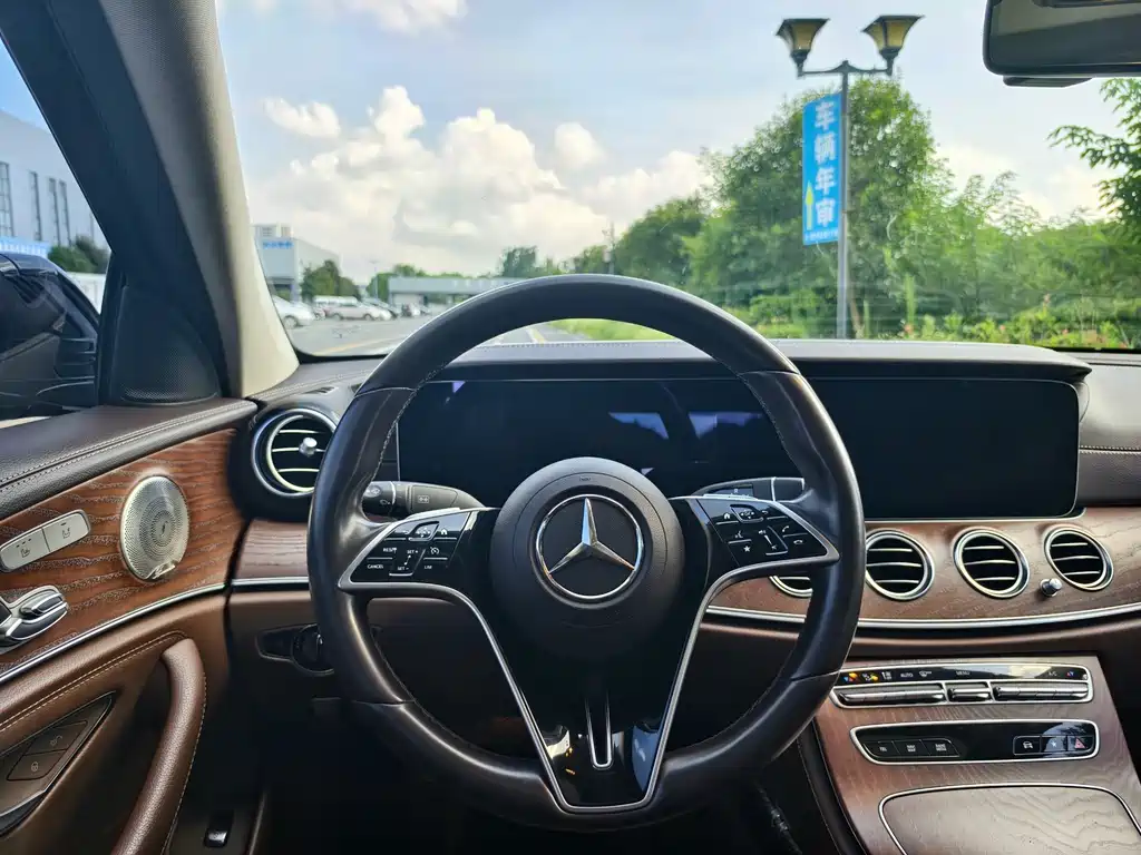 Mercedes-Benz E-Class — миниатюра 7