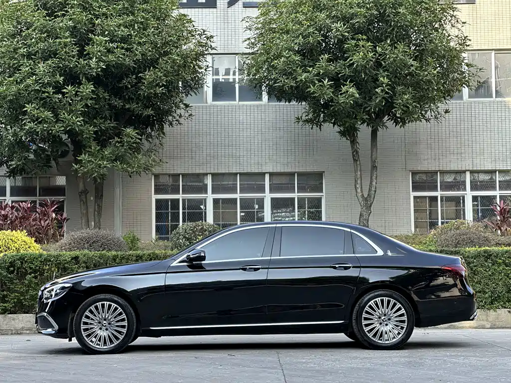 Mercedes-Benz E-Class — миниатюра 8