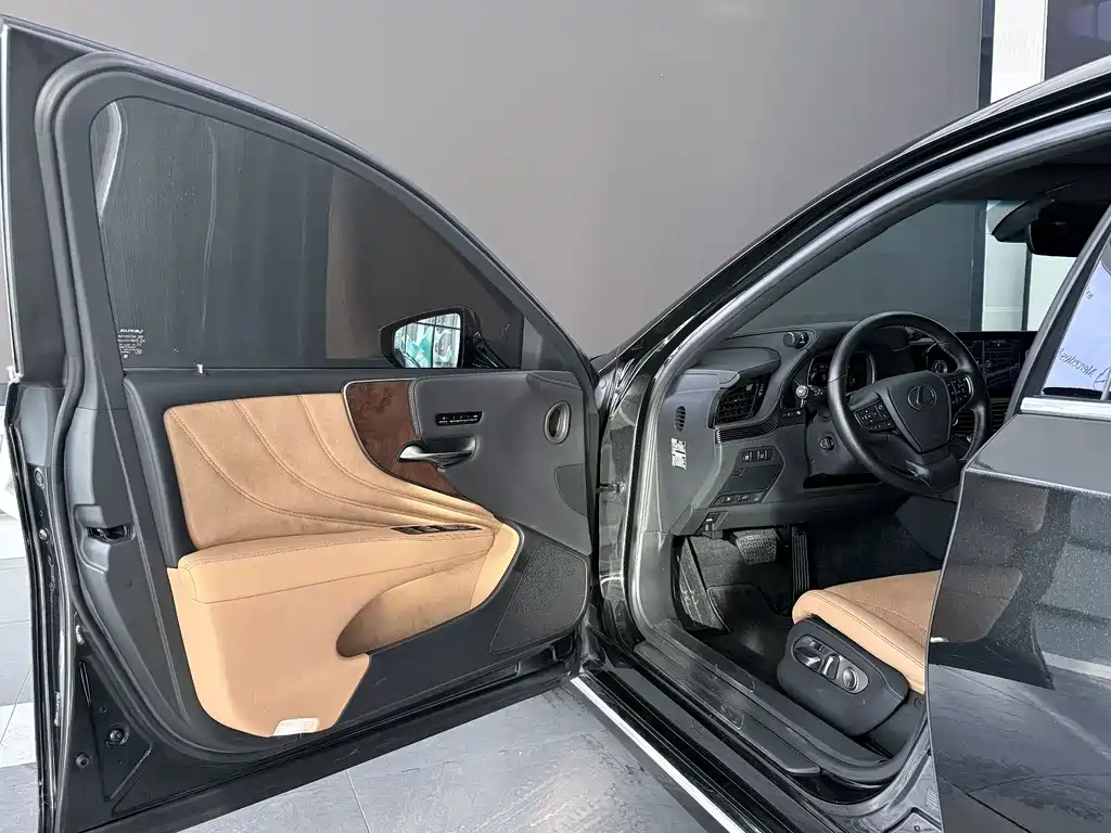 Lexus LS — миниатюра 7
