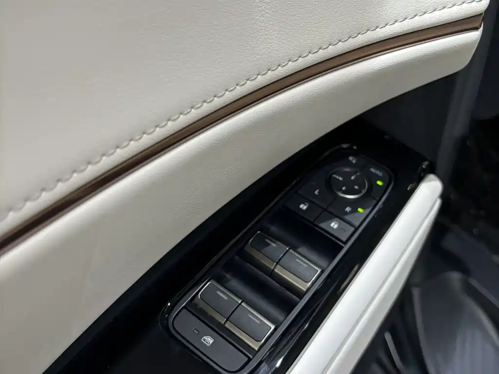 Lexus LM — миниатюра 12