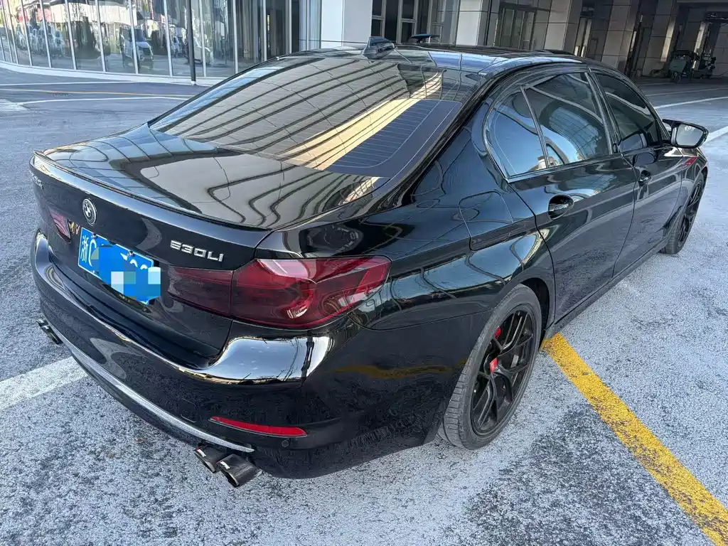 BMW 5 Series — миниатюра 9