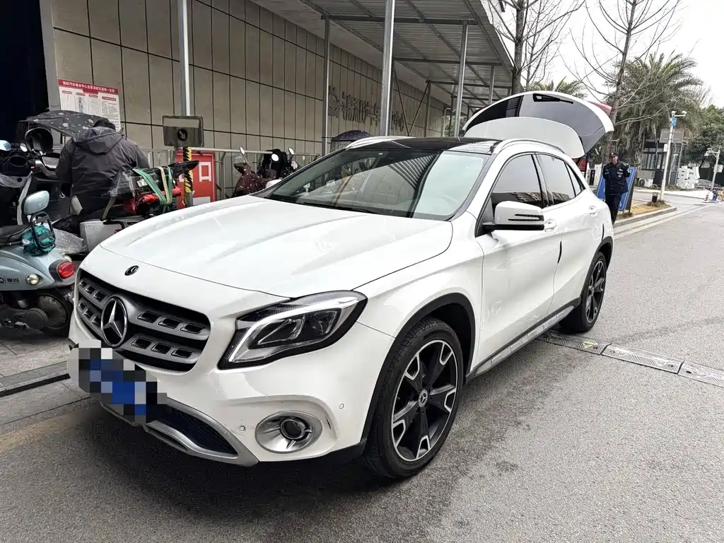 MERCEDES-BENZ GLA
