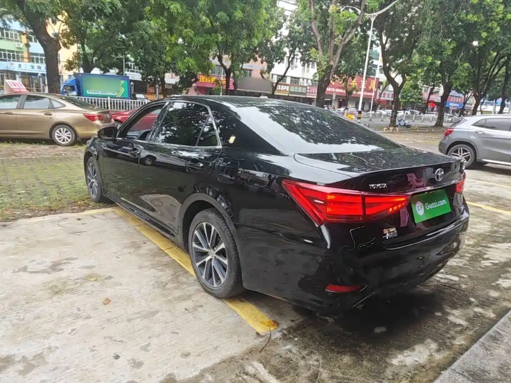 Toyota Crown — миниатюра 5