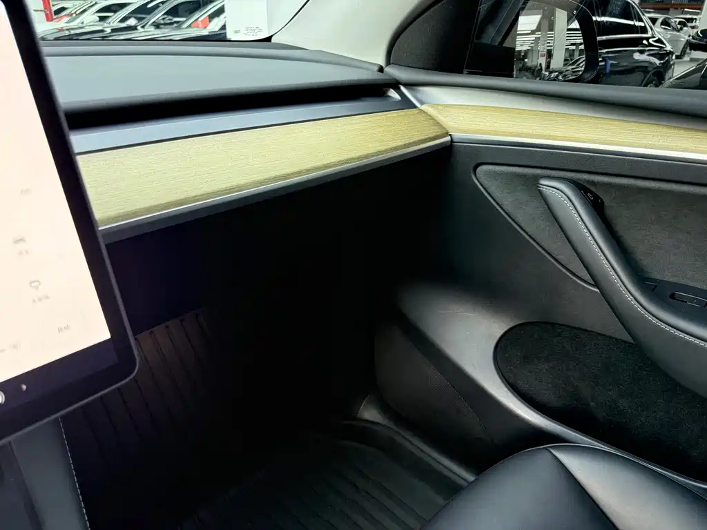 Tesla Model Y — миниатюра 7