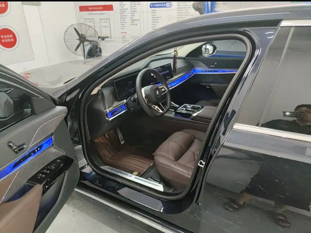 BMW 7 Series — миниатюра 5