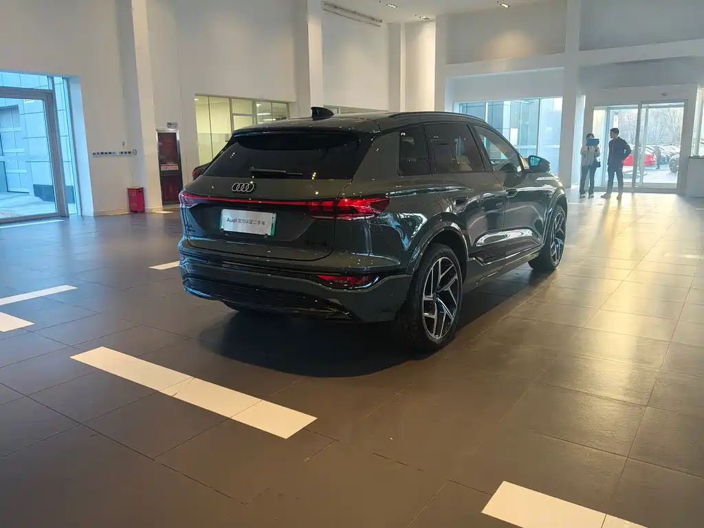 AUDI Q6L E TRON