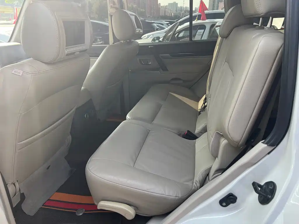 Mitsubishi Pajero (Import) — миниатюра 14