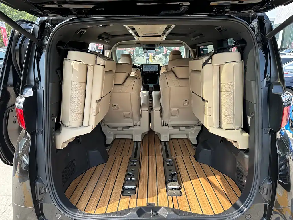 Toyota Alphard — миниатюра 15