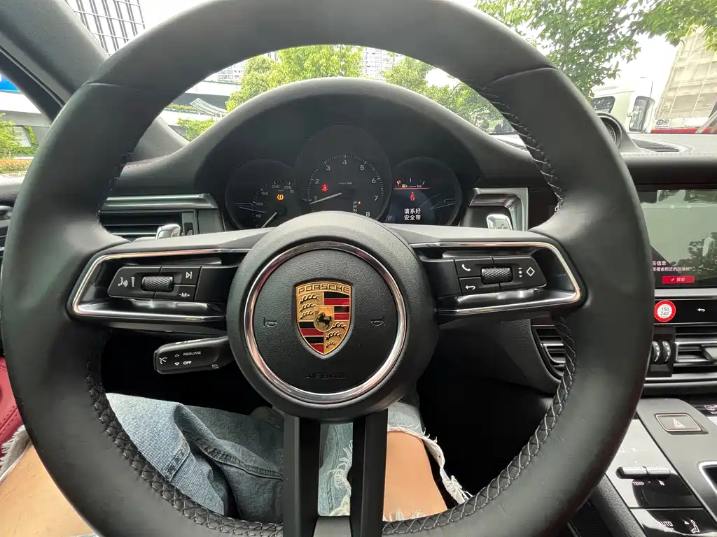 Porsche Macan — миниатюра 9