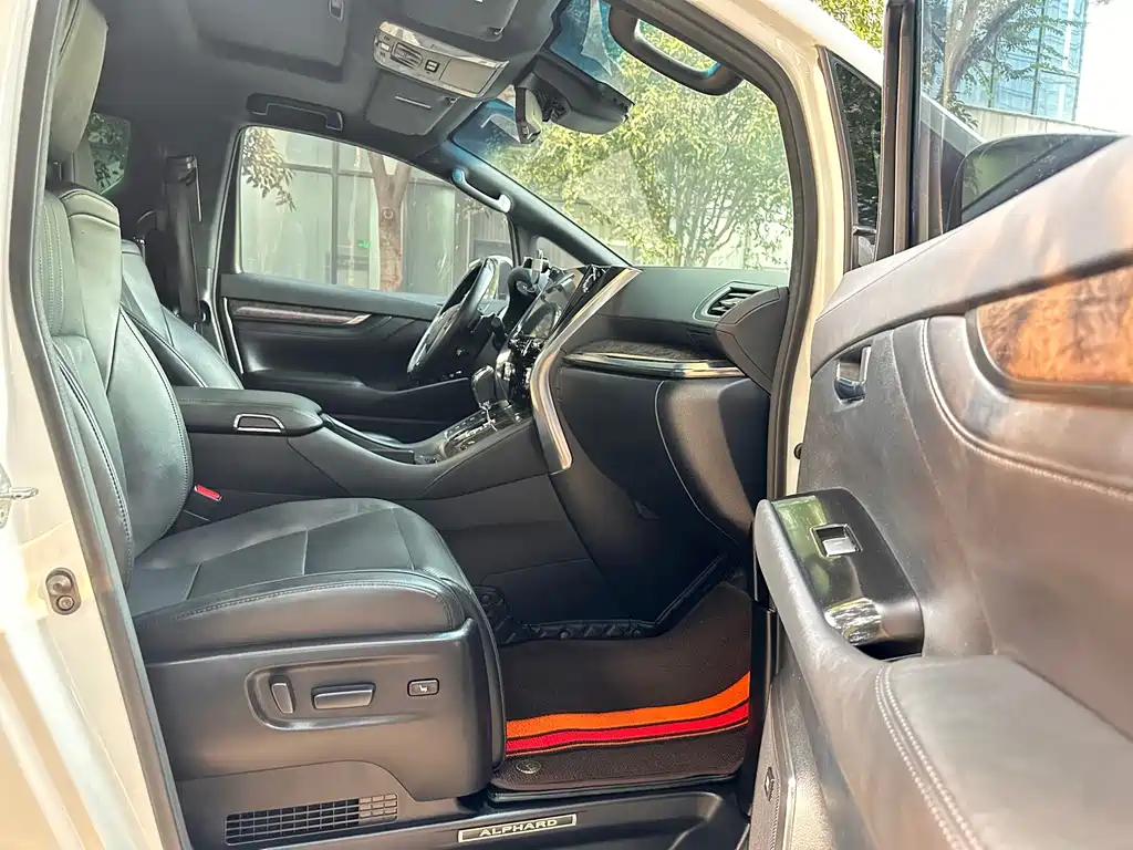 Toyota Alphard — миниатюра 10