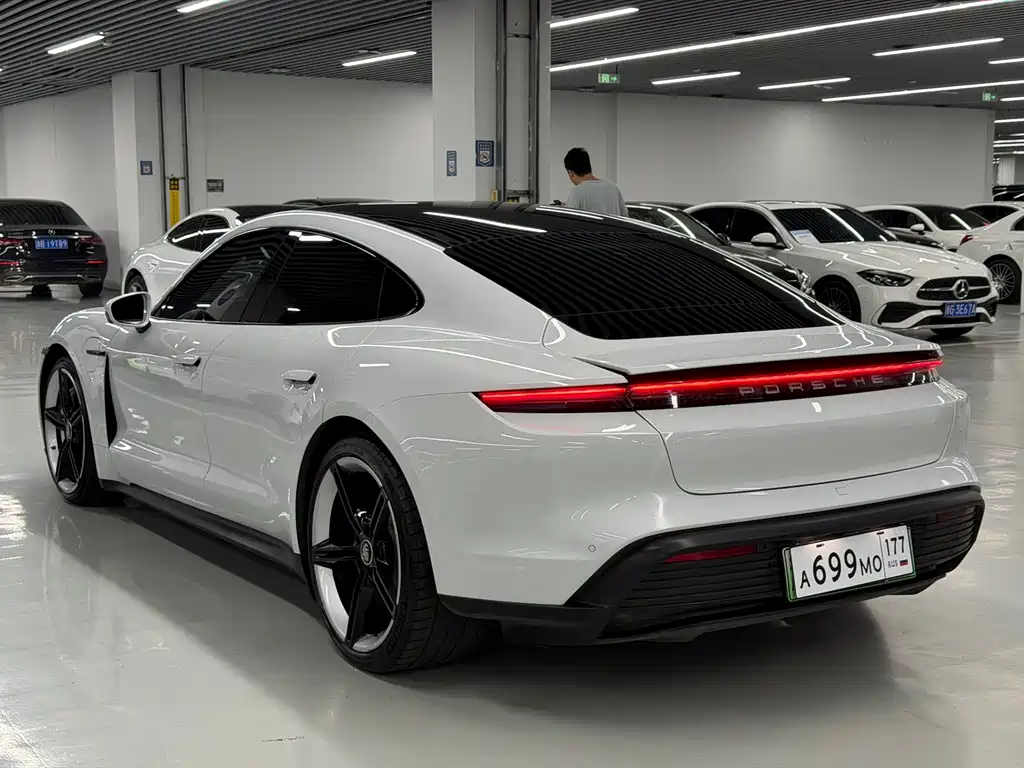 Porsche Taycan — миниатюра 5