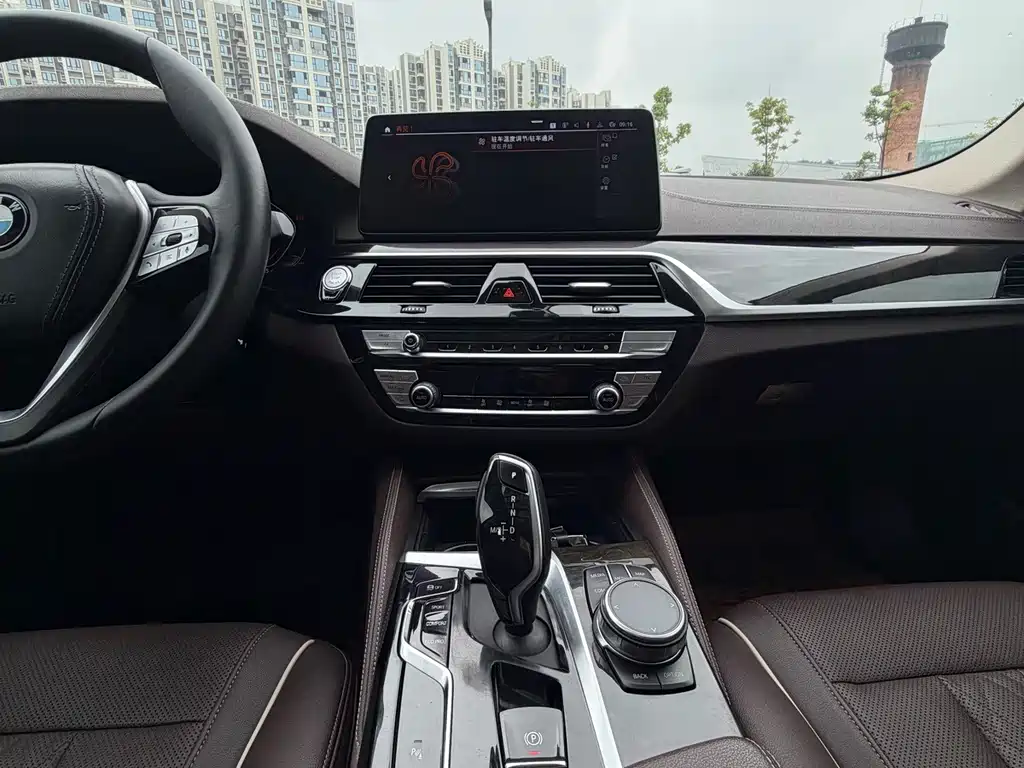 BMW 5 Series — миниатюра 7