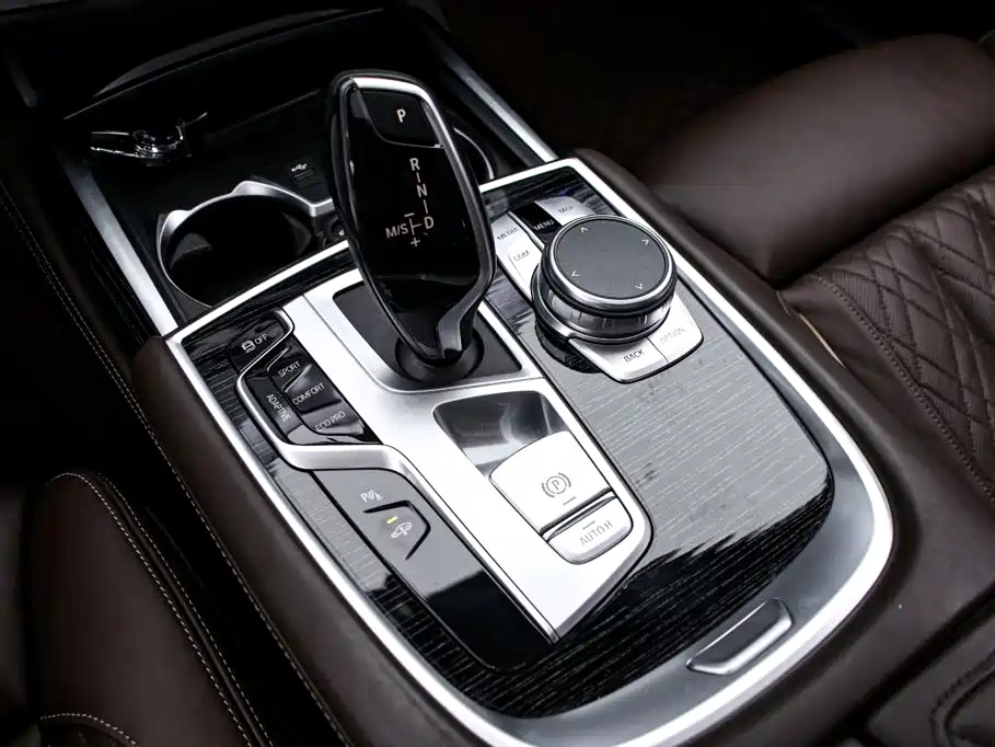 BMW 7 Series — миниатюра 10