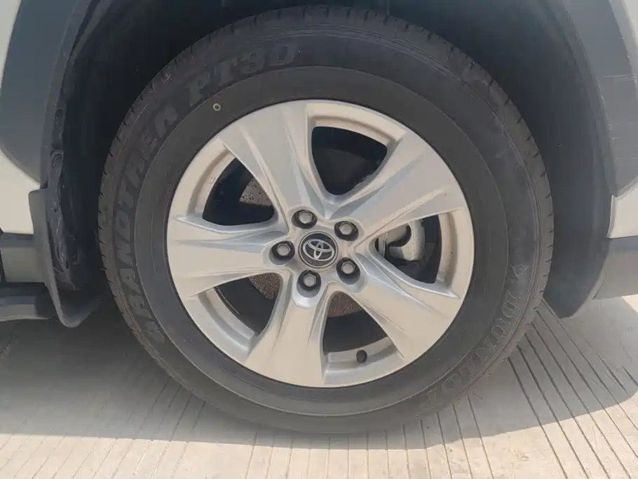 Toyota RAV4 — миниатюра 6