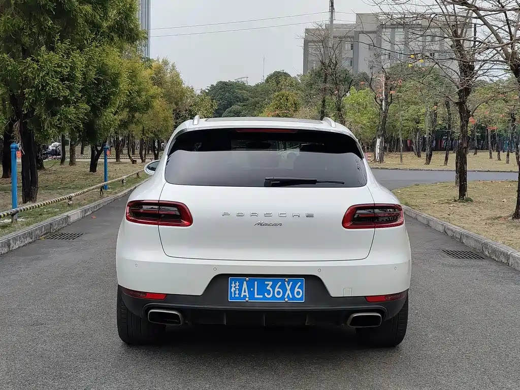 PORSCHE MACAN