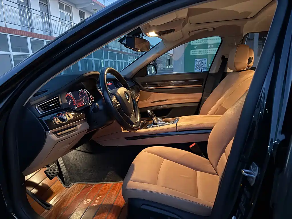 BMW 7 Series — миниатюра 4