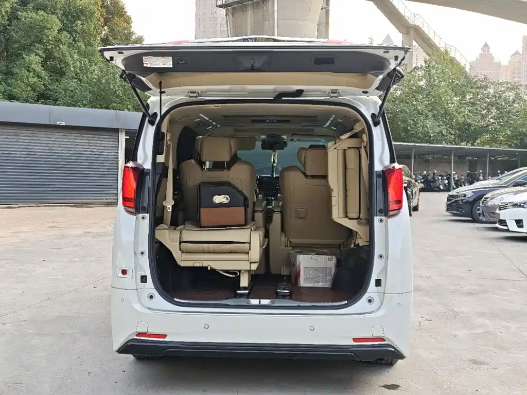Toyota Alphard — миниатюра 13