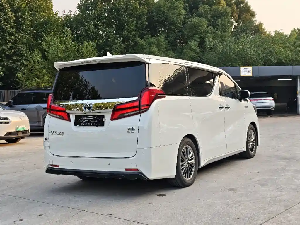 Toyota Alphard — миниатюра 12