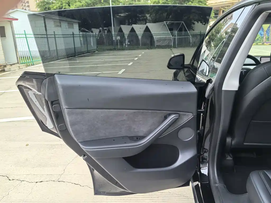 Tesla Model Y — миниатюра 27