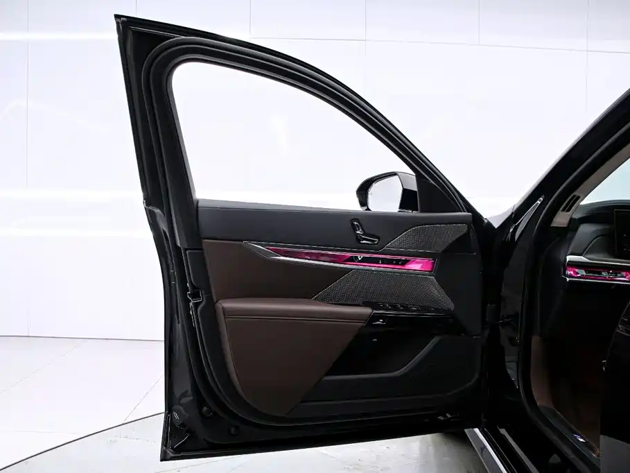 BMW 7 Series — миниатюра 11