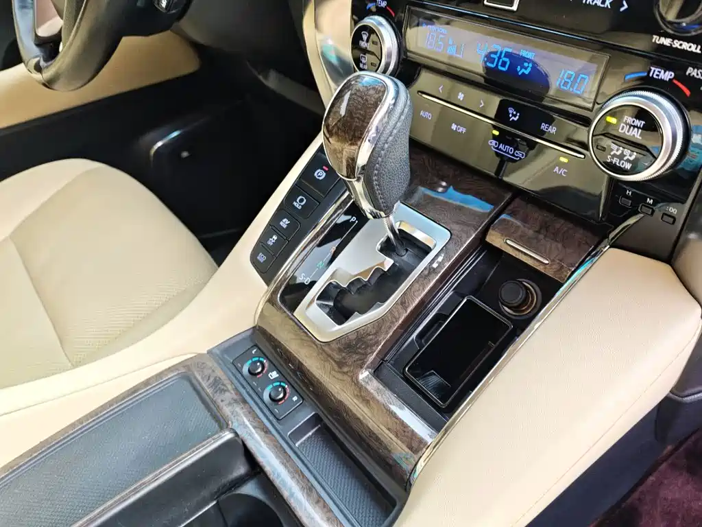 Toyota Alphard — миниатюра 18