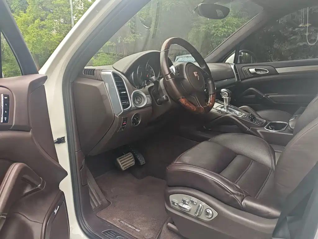 Porsche Cayenne — миниатюра 7