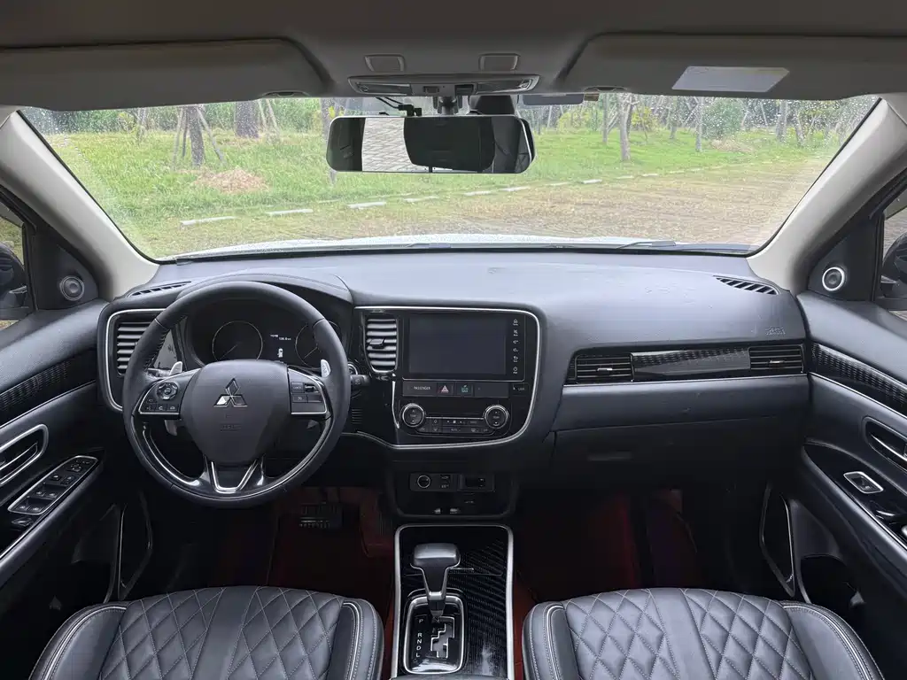 MITSUBISHI OUTLANDER