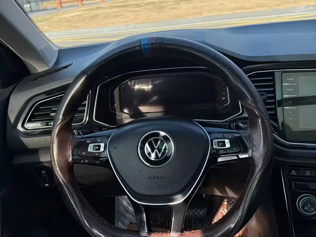 VOLKSWAGEN T ROC EXPLORING SONGS