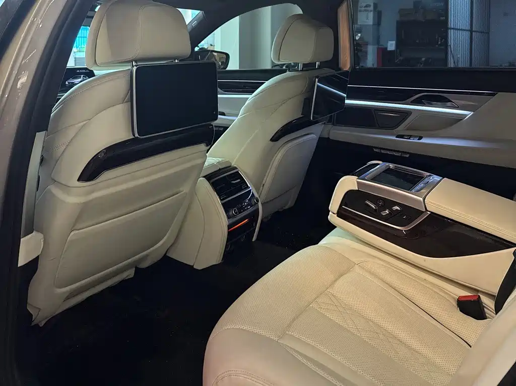 BMW 7 Series — миниатюра 6