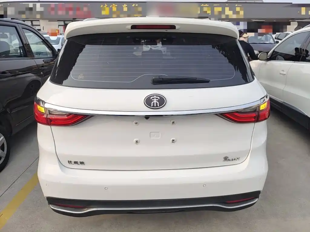 BYD MAX — миниатюра 6