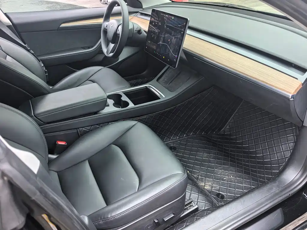 Tesla Model 3 — миниатюра 4