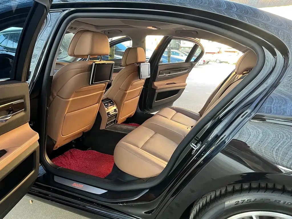 BMW 7 Series — миниатюра 8
