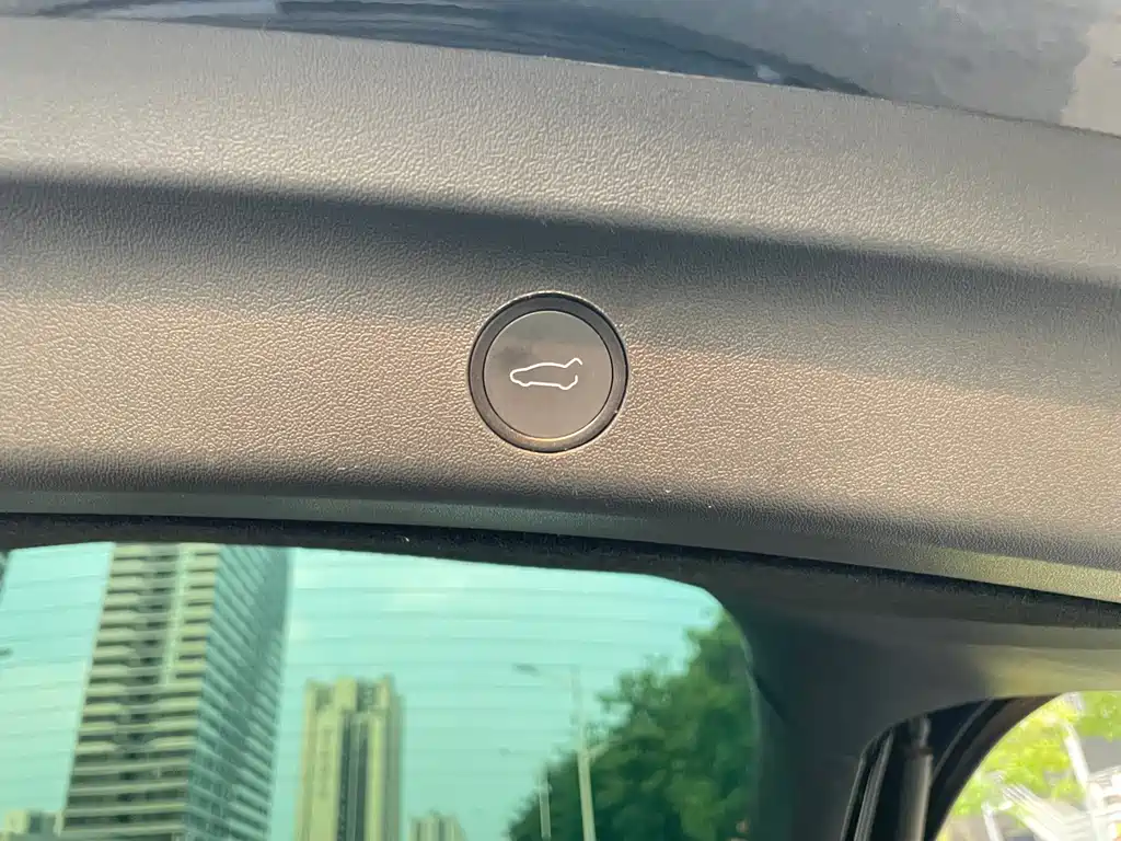 Tesla Model Y — миниатюра 19