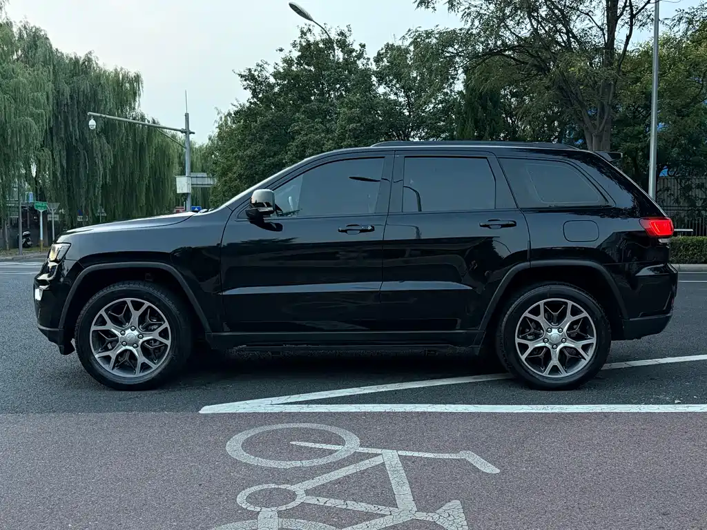 Jeep Grand Cherokee (Import) — миниатюра 4