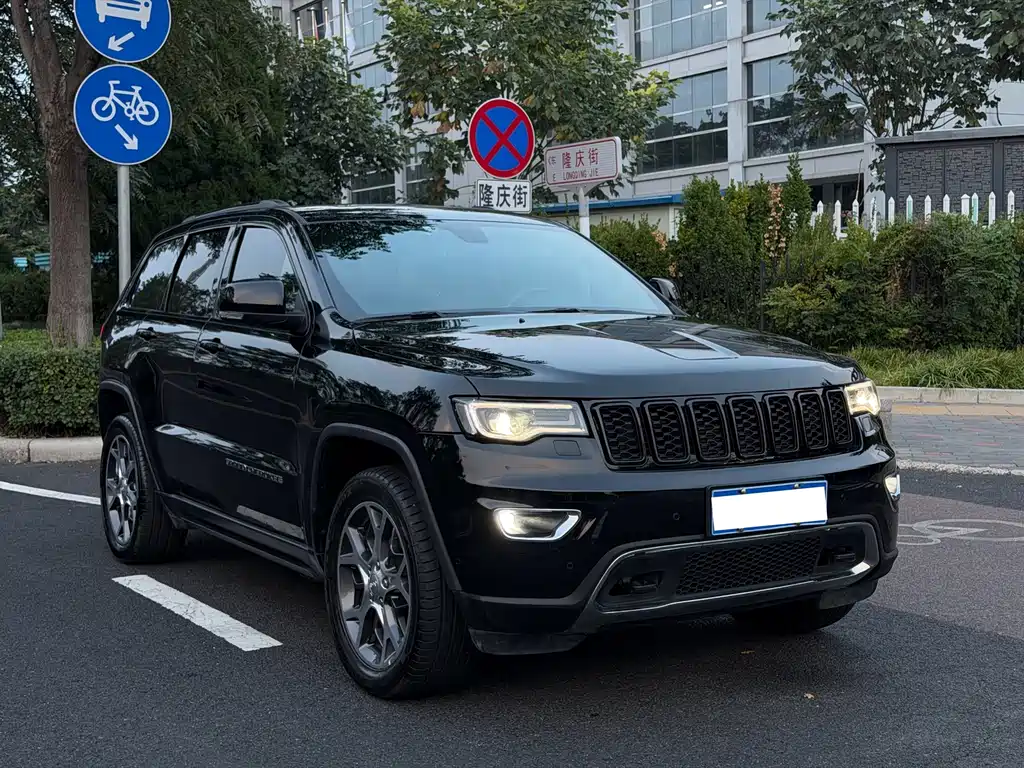 Jeep Grand Cherokee (Import) — миниатюра 3