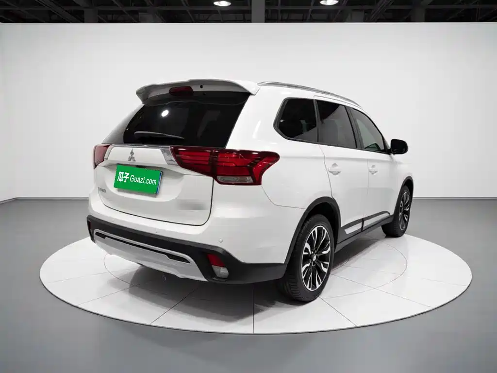 Mitsubishi Outlander — миниатюра 6