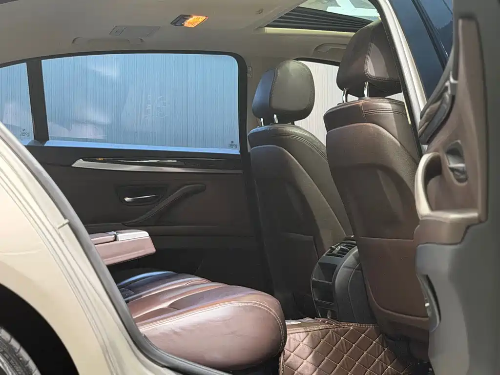 BMW 5 Series — миниатюра 10
