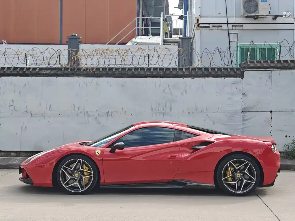 FERRARI 488